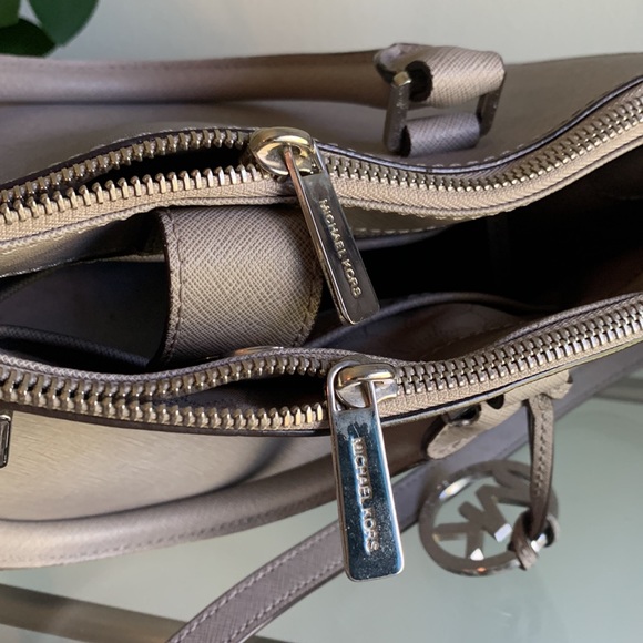 Micheal Kors Gray/Silver Bag - Picture 9 of 15